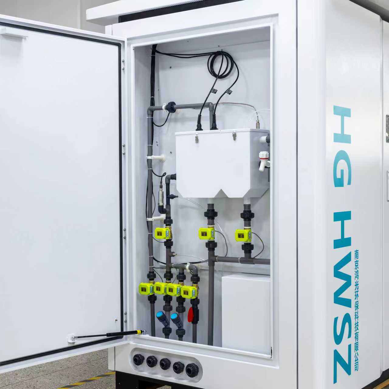 Estaci&oacute;n de monitoreo autom&aacute;tica de calidad del agua a peque&ntilde;a escala para exteriores